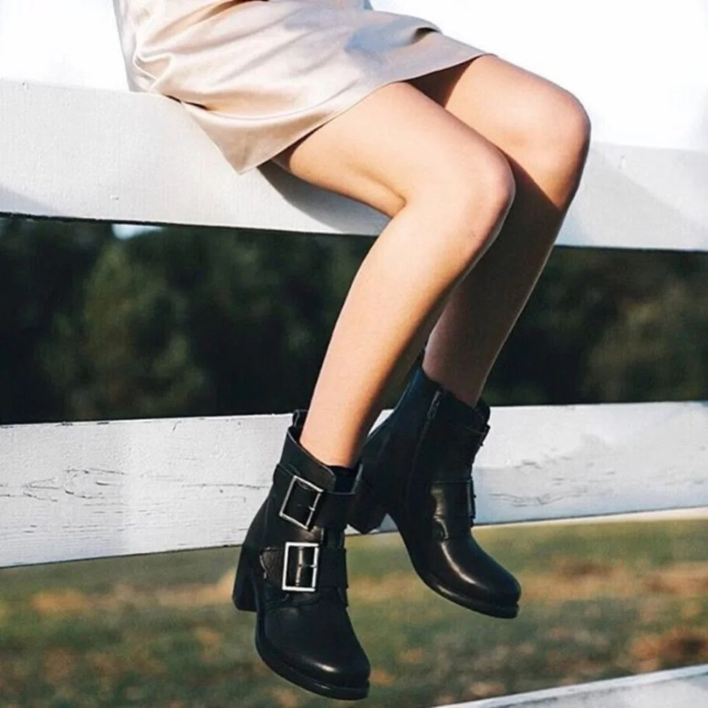 Frye Sabrina Double Buckle Vintage Academia Black Leather Block Heel Ankle Boot - Picture 3 of 16